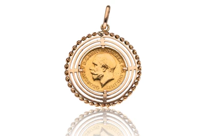 Ciondolo in oro con sterlina inglese - Asta Preziosi