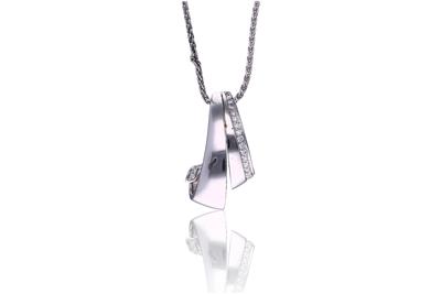 Collana con ciondolo in oro con diamanti - Asta Preziosi