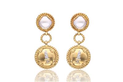 Paio di orecchini con diamanti e perle mabe - Asta Preziosi