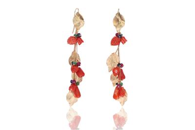 Paio di orecchini pendenti con corallo, rubini, zaffiri e smeraldi - Asta Preziosi