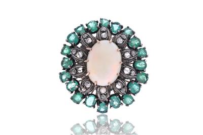 Anello con opale, diamanti e smeraldi - Asta Preziosi