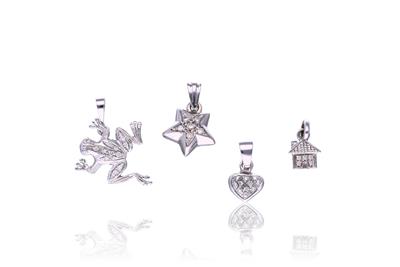 Quattro ciondoli con diamanti - Asta Preziosi