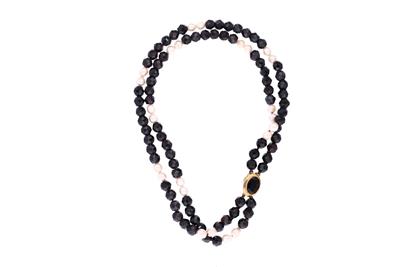Collana composta da due fili con sfere di granato sfaccettate e perle - Asta Preziosi