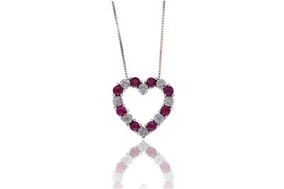 Collana e ciondolo in forma di cuore con rubini e diamanti - Asta Preziosi