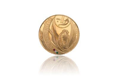 Medaglia in oro, con diamante, zaffiro e smeraldo - Asta Preziosi