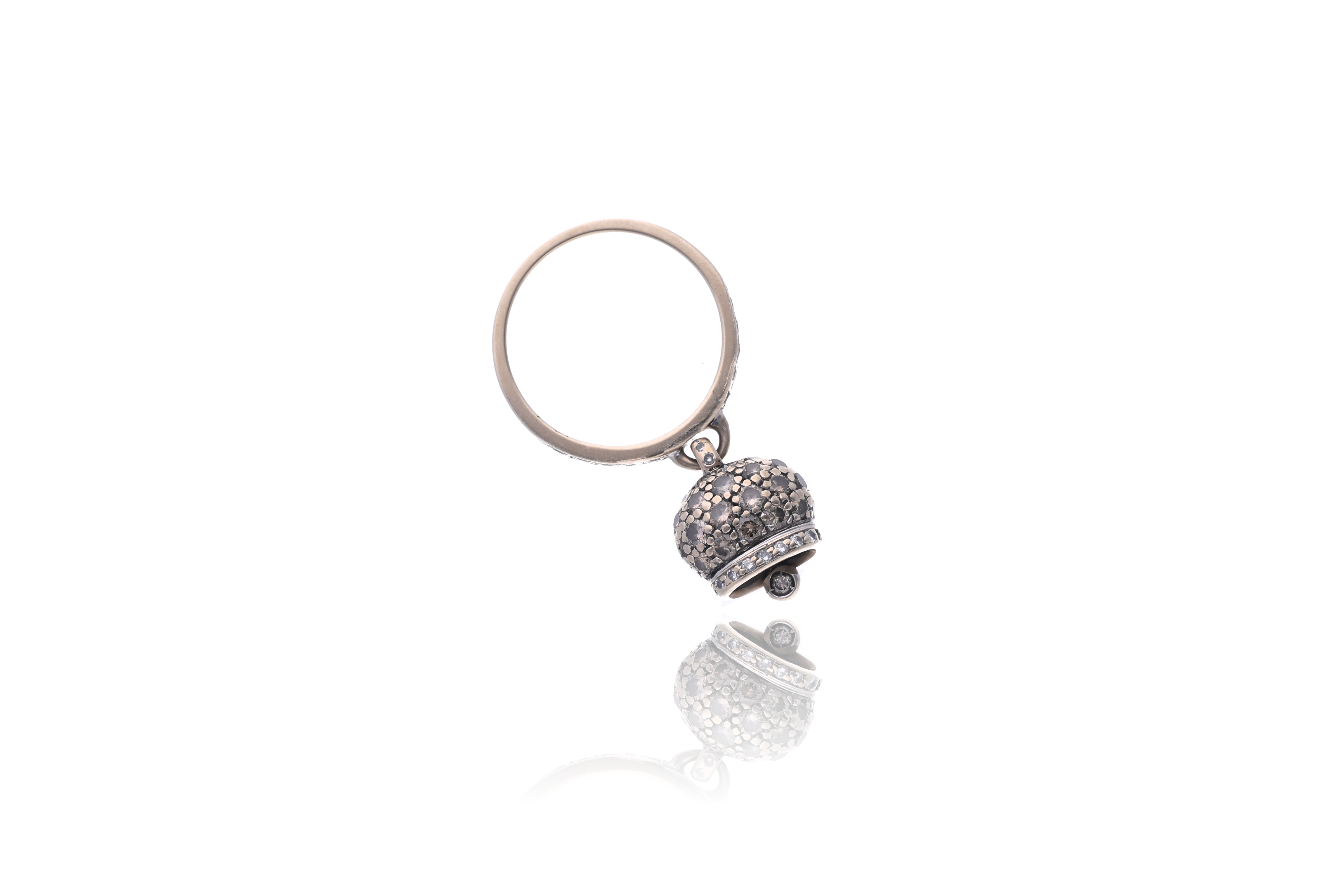 Anello con ciondolo in forma di piccola campana e diamanti - Asta Preziosi