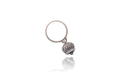 Anello con ciondolo in forma di piccola campana e diamanti - Asta Preziosi Anello con ciondolo in forma di piccola campana e diamanti - Asta Preziosi