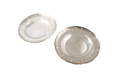 Due piatti in argento 800 - Asta Preziosi Due piatti in argento 800 - Asta Preziosi