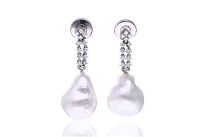 Paio di orecchini in oro, con diamanti e perle barocche - Speciale Gioielli