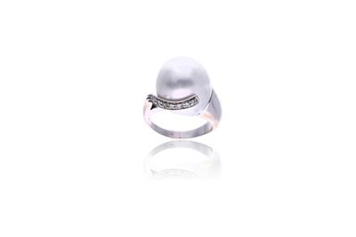 Anello con diamanti e perla - Asta di San Valentino Anello con diamanti e perla - Asta di San Valentino
