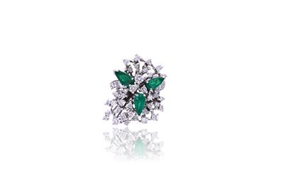 Anello con diamanti e smeraldi - Asta di San Valentino Anello con diamanti e smeraldi - Asta di San Valentino