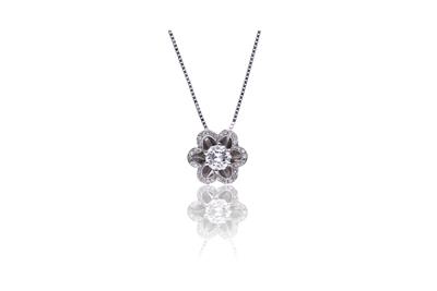 Collana e ciondolo a forma di fiore con diamanti - Asta di San Valentino Collana e ciondolo a forma di fiore con diamanti - Asta di San Valentino