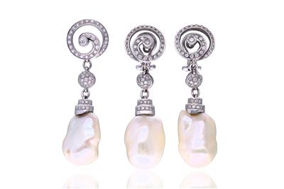Paio di orecchini e ciondolo con diamanti e perle - Asta di San Valentino Paio di orecchini e ciondolo con diamanti e perle - Asta di San Valentino