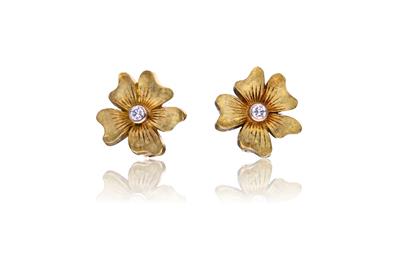 Paio di orecchini forma a fiore con diamanti - Asta di San Valentino Paio di orecchini forma a fiore con diamanti - Asta di San Valentino