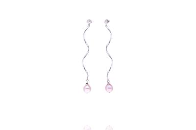 Paio di orecchini pendenti con perle - Asta di San Valentino Paio di orecchini pendenti con perle - Asta di San Valentino