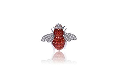 Sabbadini, Ape spilla con zaffiri arancioni e diamanti - Asta di San Valentino Sabbadini, Ape spilla con zaffiri arancioni e diamanti - Asta di San Valentino