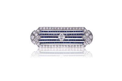 Spilla attribuita a J.E. Caldwell e Co. con diamanti e zaffiri - Asta di San Valentino Spilla attribuita a J.E. Caldwell e Co. con diamanti e zaffiri - Asta di San Valentino