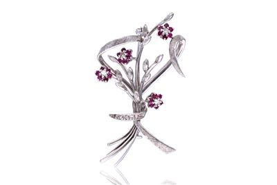 Spilla con diamanti e rubini - Asta di San Valentino Spilla con diamanti e rubini - Asta di San Valentino