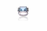 Anello in platino, con diamanti e pietra - Asta di San Valentino Anello in platino, con diamanti e pietra - Asta di San Valentino