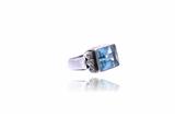 Anello in platino, con diamanti e pietra - Asta di San Valentino Anello in platino, con diamanti e pietra - Asta di San Valentino