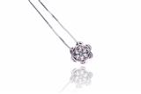 Collana e ciondolo a forma di fiore con diamanti - Asta di San Valentino Collana e ciondolo a forma di fiore con diamanti - Asta di San Valentino