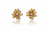 Paio di orecchini forma a fiore con diamanti - Asta di San Valentino Paio di orecchini forma a fiore con diamanti - Asta di San Valentino