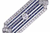 Spilla attribuita a J.E. Caldwell e Co. con diamanti e zaffiri - Asta di San Valentino Spilla attribuita a J.E. Caldwell e Co. con diamanti e zaffiri - Asta di San Valentino