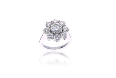 Anello a margherita con diamanti - Asta di Pasqua Anello a margherita con diamanti - Asta di Pasqua