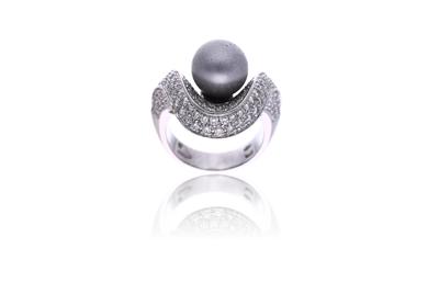 Anello con diamanti e perla - Asta di Pasqua Anello con diamanti e perla - Asta di Pasqua