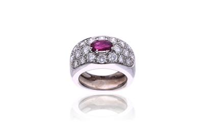 Anello con diamanti e rubino - Asta di Pasqua Anello con diamanti e rubino - Asta di Pasqua