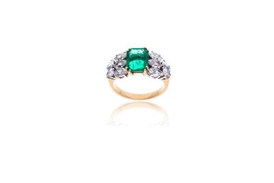 Anello con smeraldo e diamanti - Asta di Pasqua Anello con smeraldo e diamanti - Asta di Pasqua
