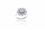 Anello a margherita con diamanti - Asta di Pasqua Anello a margherita con diamanti - Asta di Pasqua