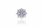 Anello a margherita con diamanti - Asta di Pasqua Anello a margherita con diamanti - Asta di Pasqua