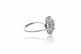 Anello a margherita con diamanti - Asta di Pasqua Anello a margherita con diamanti - Asta di Pasqua