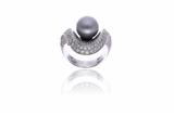 Anello con diamanti e perla - Asta di Pasqua Anello con diamanti e perla - Asta di Pasqua