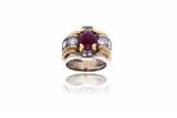 Anello con diamanti e rubino cabochon - Asta di Pasqua Anello con diamanti e rubino cabochon - Asta di Pasqua
