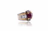 Anello con diamanti e rubino cabochon - Asta di Pasqua Anello con diamanti e rubino cabochon - Asta di Pasqua