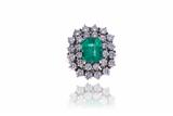 Anello con smeraldo e diamanti - Asta di Pasqua Anello con smeraldo e diamanti - Asta di Pasqua