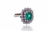 Anello con smeraldo e diamanti - Asta di Pasqua Anello con smeraldo e diamanti - Asta di Pasqua