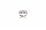 Anello trilogy con diamanti - Asta di Pasqua Anello trilogy con diamanti - Asta di Pasqua