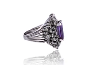 Anello con diamanti e pietra - Asta Orologi & Gioielli Anello con diamanti e pietra - Asta Orologi & Gioielli