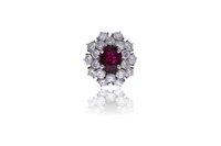Anello con rubino e diamanti - Asta Orologi & Gioielli Anello con rubino e diamanti - Asta Orologi & Gioielli
