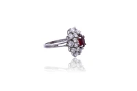 Anello con rubino e diamanti - Asta Orologi & Gioielli Anello con rubino e diamanti - Asta Orologi & Gioielli