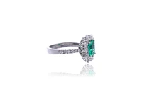 Anello con smeraldo e diamanti - Asta Orologi & Gioielli Anello con smeraldo e diamanti - Asta Orologi & Gioielli