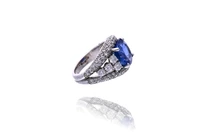 Anello con zaffiro e diamanti - Asta Orologi & Gioielli Anello con zaffiro e diamanti - Asta Orologi & Gioielli