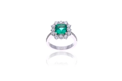 Anello con smeraldo e diamanti - Asta Orologi & Gioielli Anello con smeraldo e diamanti - Asta Orologi & Gioielli