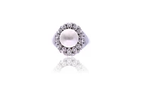 Demi parure, anello e paio di orecchini con perle coltivate e diamanti - Asta Speciale Tesori d'Autunno