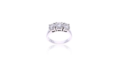 Anello trilogy con diamanti - Asta Speciale Tesori d'Autunno