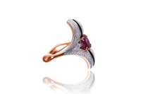 Anello con rubino, diamanti e smalti - Asta Speciale