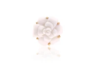 Chanel Camelia, anello con agata bianca - Asta Speciale